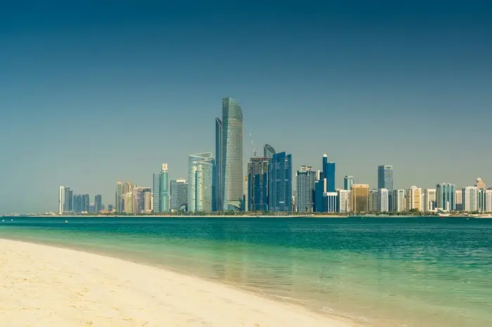Skyline di Abu Dhabi visto dalla Corniche, con i grattacieli del centro sul lungomare