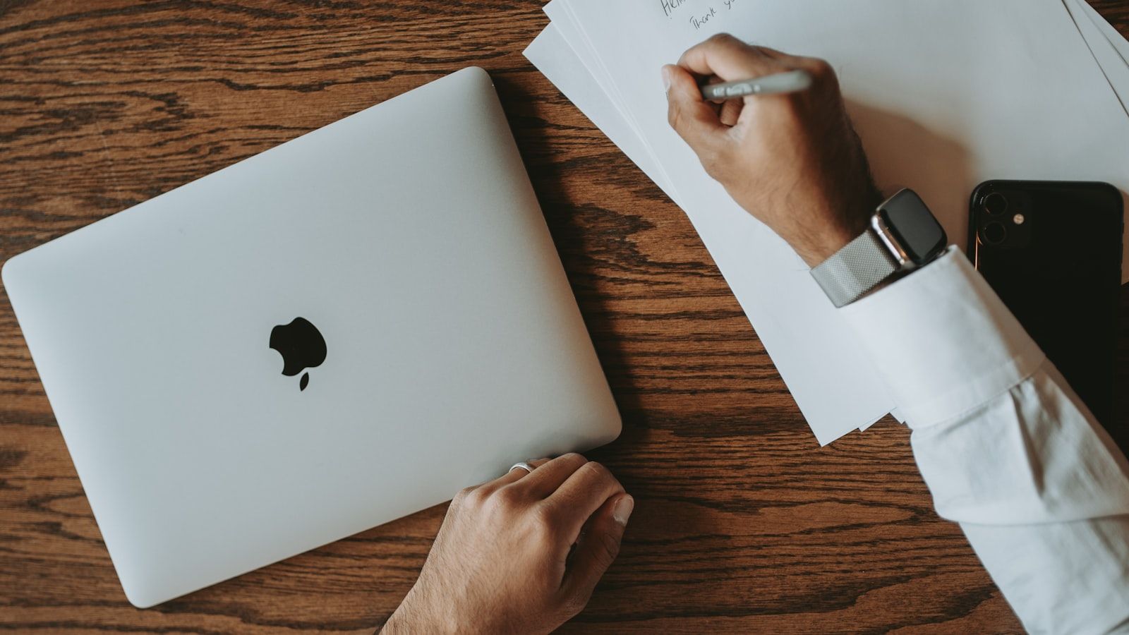Documenti e computer su una scrivania, immagine rappresentativa della firma a distanza