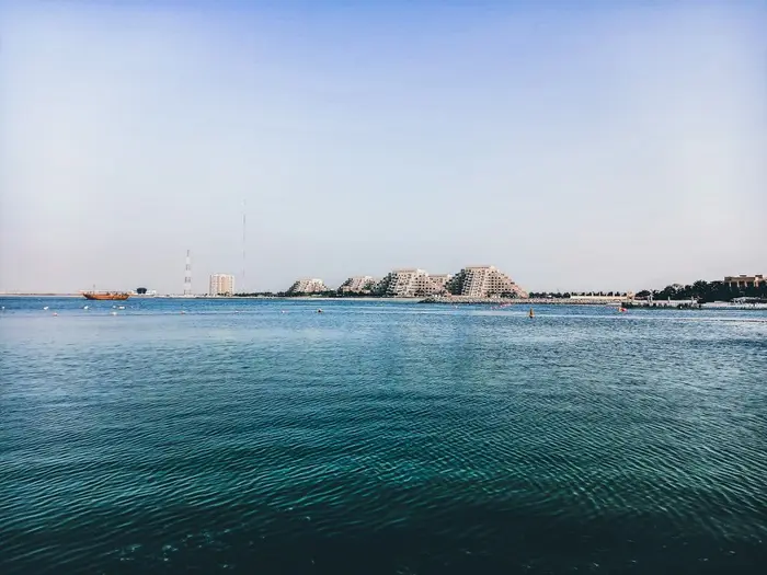 Costa di Ras Al Khaimah sul Golfo Arabico con resort sul lungomare