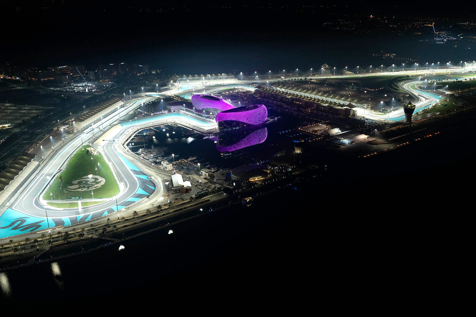 Vista aerea notturna di Yas Island: il circuito illuminato, la marina con gli yacht e il Yas Hotel. Foto: Yas Marina Circuit / Musco Lighting
